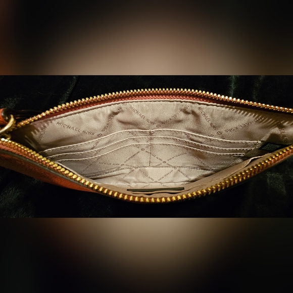 Michael Kors' large wristlet "rust like color" - Picture 3 of 8